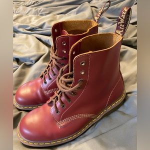 DR. MARTENS 1460 VINTAGE MADE IN ENGLAND LACE UP BOOTS